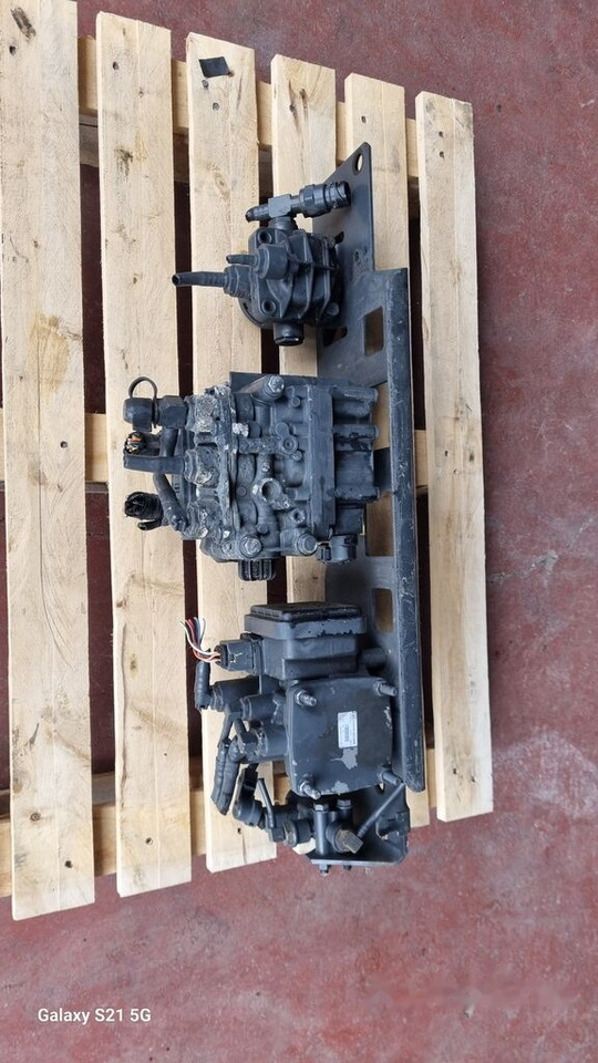 KNORR-BREMSE Knorr-Bremse AIR DRYER Mercedes-Benz ACTROS MP4 - שסתום בלמים עבור משאית: תמונה 4 KNORR-BREMSE Knorr-Bremse AIR DRYER Mercedes-Benz ACTROS MP4 - שסתום בלמים עבור משאית: תמונה 4