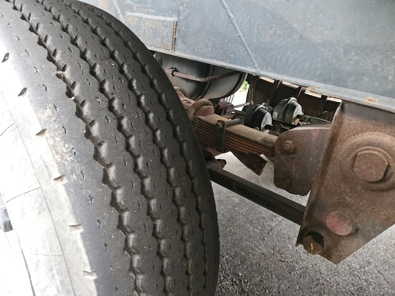 Kässbohrer Silo Güllefaß 33m³ Blattfederung - סמיטריילר Silo: תמונה 4 Kässbohrer Silo Güllefaß 33m³ Blattfederung - סמיטריילר Silo: תמונה 4