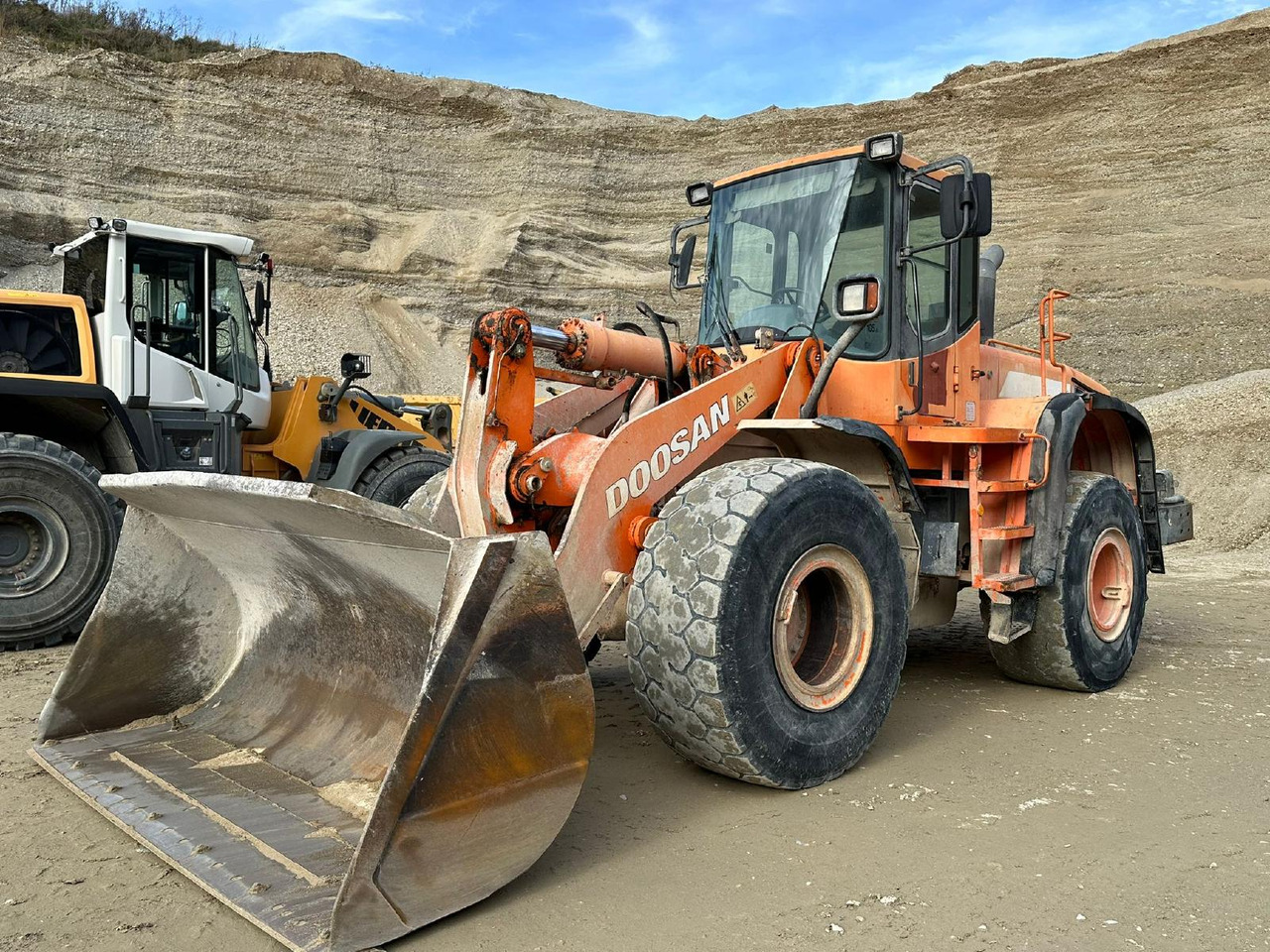 Doosan DL 300 - מעמיס גלגלים: תמונה 1 Doosan DL 300 - מעמיס גלגלים: תמונה 1