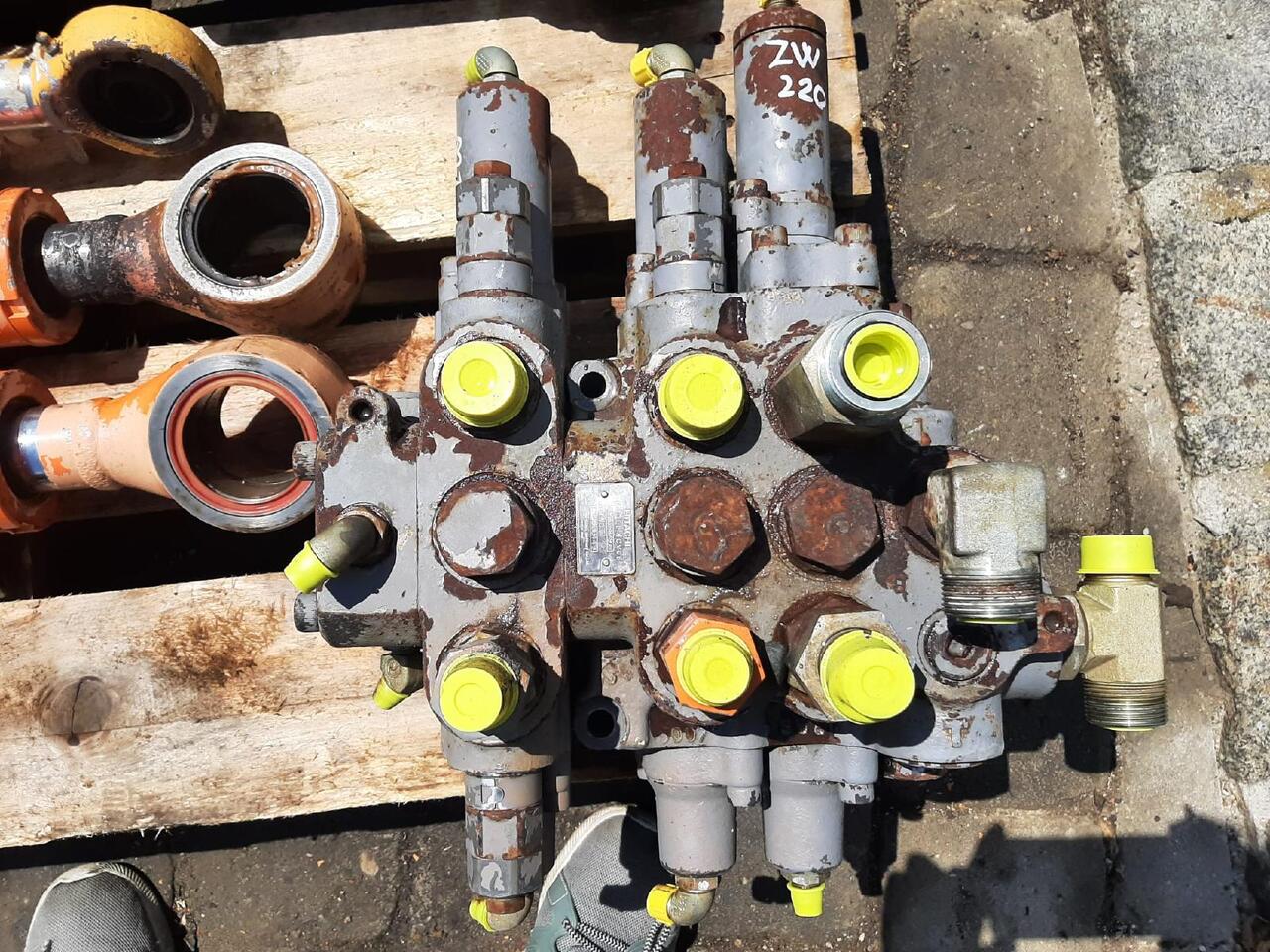 Hitachi ZW 220 - שסתום הידרולי עבור מכונת בנייה: תמונה 3 Hitachi ZW 220 - שסתום הידרולי עבור מכונת בנייה: תמונה 3