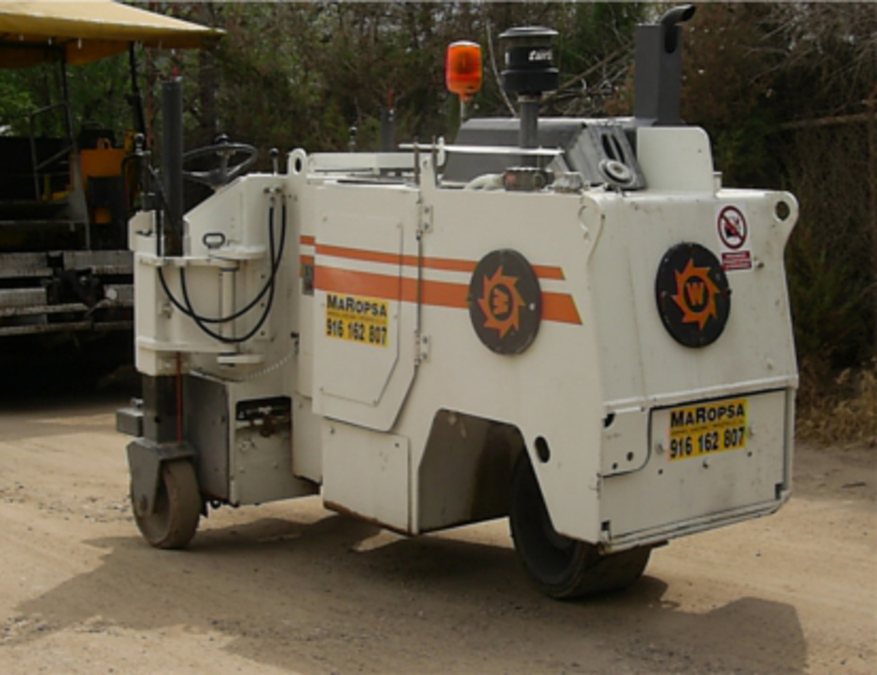 Fresadora de asfalto Wirtgen W 350 - מקצועה חשמלית קרה: תמונה 1 Fresadora de asfalto Wirtgen W 350 - מקצועה חשמלית קרה: תמונה 1