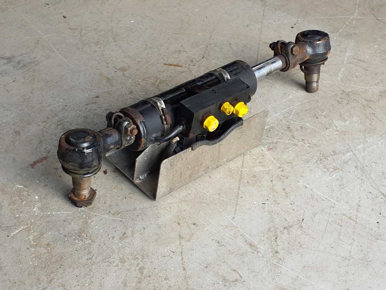 FAUN ATF 45-3 steering cilinder left axle 3 - צילינדר הידרולי עבור עגורן נייד: תמונה 4 FAUN ATF 45-3 steering cilinder left axle 3 - צילינדר הידרולי עבור עגורן נייד: תמונה 4
