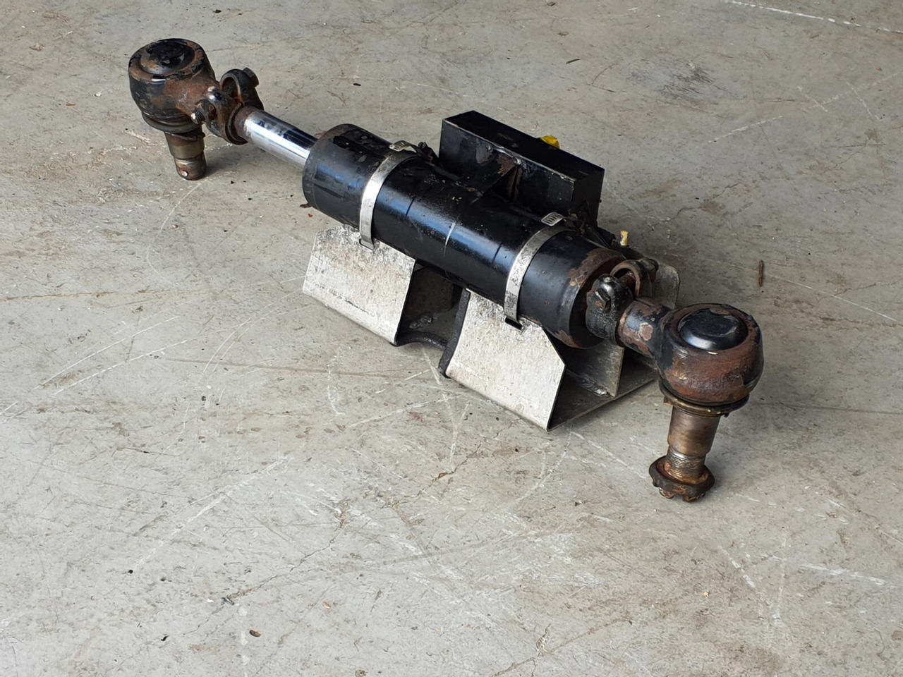 FAUN ATF 45-3 steering cilinder left axle 3 - צילינדר הידרולי עבור עגורן נייד: תמונה 2 FAUN ATF 45-3 steering cilinder left axle 3 - צילינדר הידרולי עבור עגורן נייד: תמונה 2
