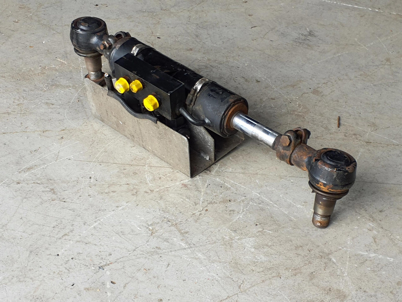 FAUN ATF 45-3 steering cilinder left axle 3 - צילינדר הידרולי עבור עגורן נייד: תמונה 3 FAUN ATF 45-3 steering cilinder left axle 3 - צילינדר הידרולי עבור עגורן נייד: תמונה 3