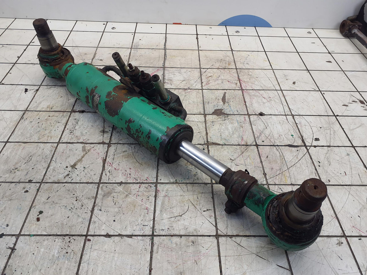 FAUN ATF 60-3 axle 3 steering lock cylinder left side - צילינדר הידרולי עבור עגורן נייד: תמונה 1 FAUN ATF 60-3 axle 3 steering lock cylinder left side - צילינדר הידרולי עבור עגורן נייד: תמונה 1