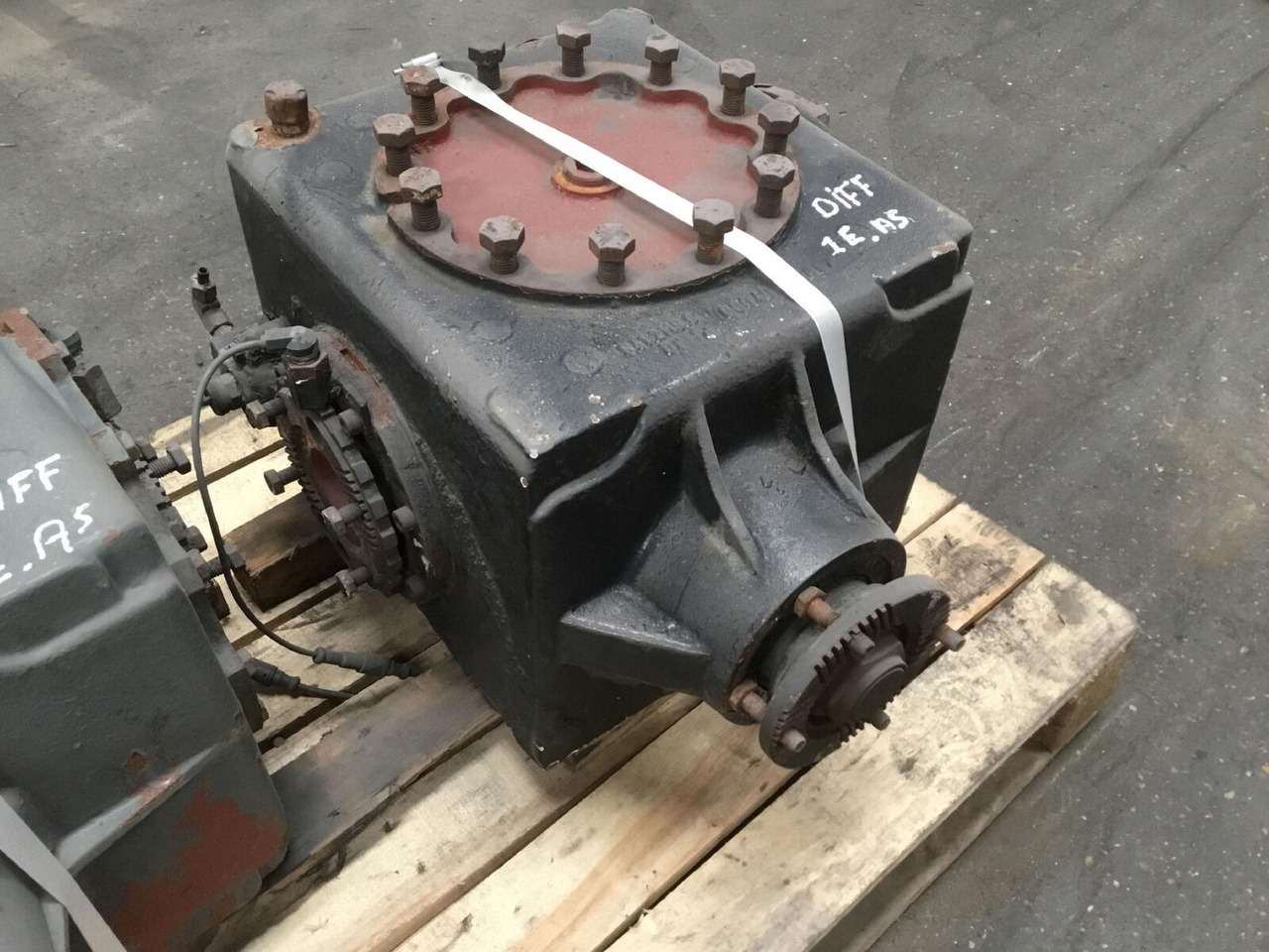 Grove GMK 2035 Diff box axle nr 1 - הילוך דיפרנציאלי עבור עגורן נייד: תמונה 2 Grove GMK 2035 Diff box axle nr 1 - הילוך דיפרנציאלי עבור עגורן נייד: תמונה 2