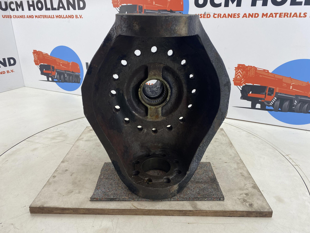 Liebherr LTM 1035 Steering knuckle 16 holes axle 1 - מפרק היגוי עבור עגורן נייד: תמונה 5 Liebherr LTM 1035 Steering knuckle 16 holes axle 1 - מפרק היגוי עבור עגורן נייד: תמונה 5