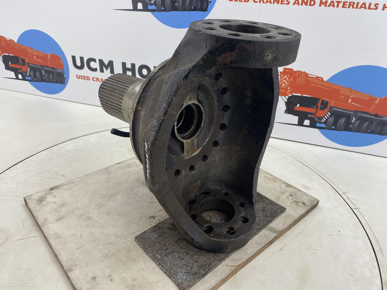 Liebherr LTM 1035 Steering knuckle 16 holes axle 1 - מפרק היגוי עבור עגורן נייד: תמונה 4 Liebherr LTM 1035 Steering knuckle 16 holes axle 1 - מפרק היגוי עבור עגורן נייד: תמונה 4