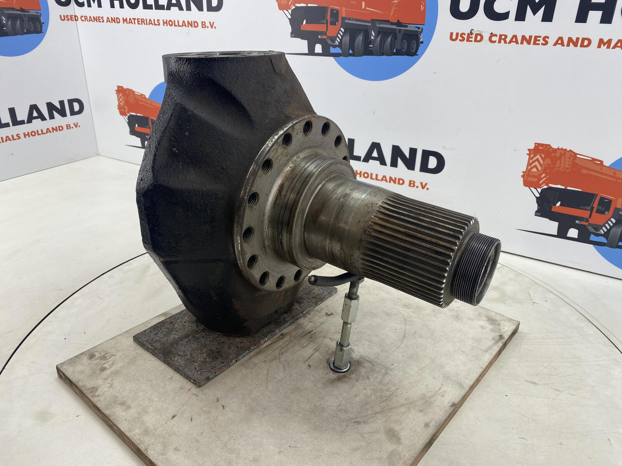 Liebherr LTM 1035 Steering knuckle 16 holes axle 1 - מפרק היגוי עבור עגורן נייד: תמונה 3 Liebherr LTM 1035 Steering knuckle 16 holes axle 1 - מפרק היגוי עבור עגורן נייד: תמונה 3