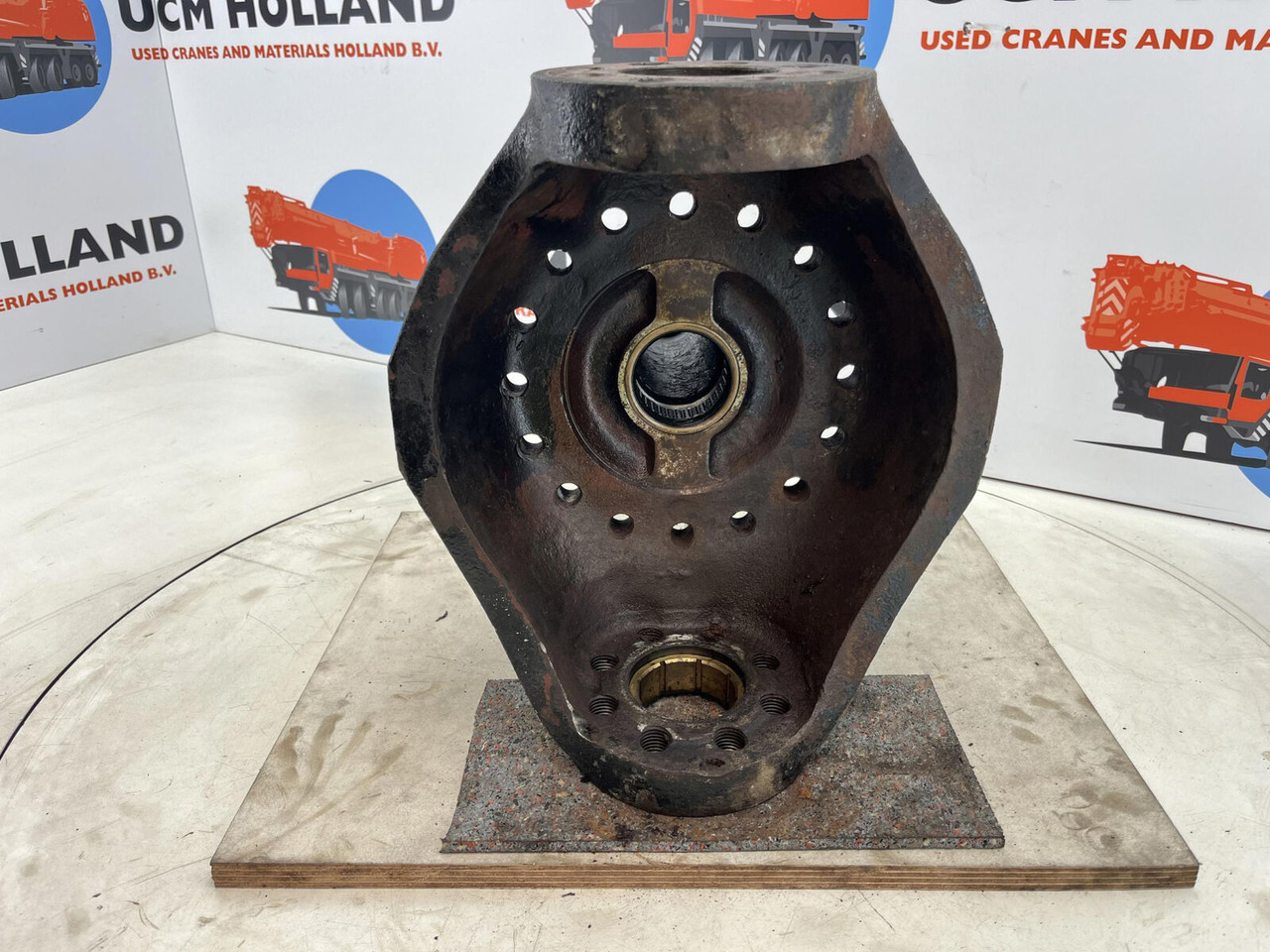 Liebherr LTM 1035 Steering knuckle 16 holes axle 1 - מפרק היגוי עבור עגורן נייד: תמונה 5 Liebherr LTM 1035 Steering knuckle 16 holes axle 1 - מפרק היגוי עבור עגורן נייד: תמונה 5