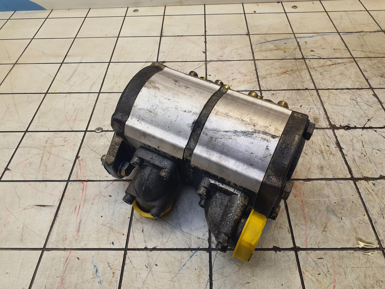 Liebherr LTM 1045-3.1 dual gear pump - משאבה הידרולית עבור עגורן נייד: תמונה 3 Liebherr LTM 1045-3.1 dual gear pump - משאבה הידרולית עבור עגורן נייד: תמונה 3