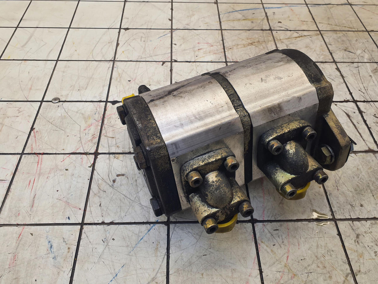 Liebherr LTM 1045-3.1 dual gear pump - משאבה הידרולית עבור עגורן נייד: תמונה 1 Liebherr LTM 1045-3.1 dual gear pump - משאבה הידרולית עבור עגורן נייד: תמונה 1