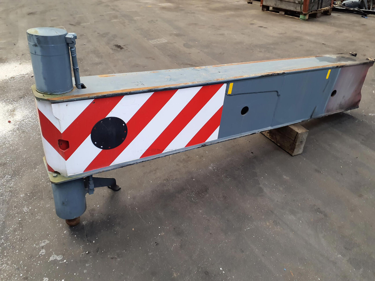 Liebherr LTM 1070-4.1 outrigger beam complete rear - מתלה עבור עגורן נייד: תמונה 2 Liebherr LTM 1070-4.1 outrigger beam complete rear - מתלה עבור עגורן נייד: תמונה 2