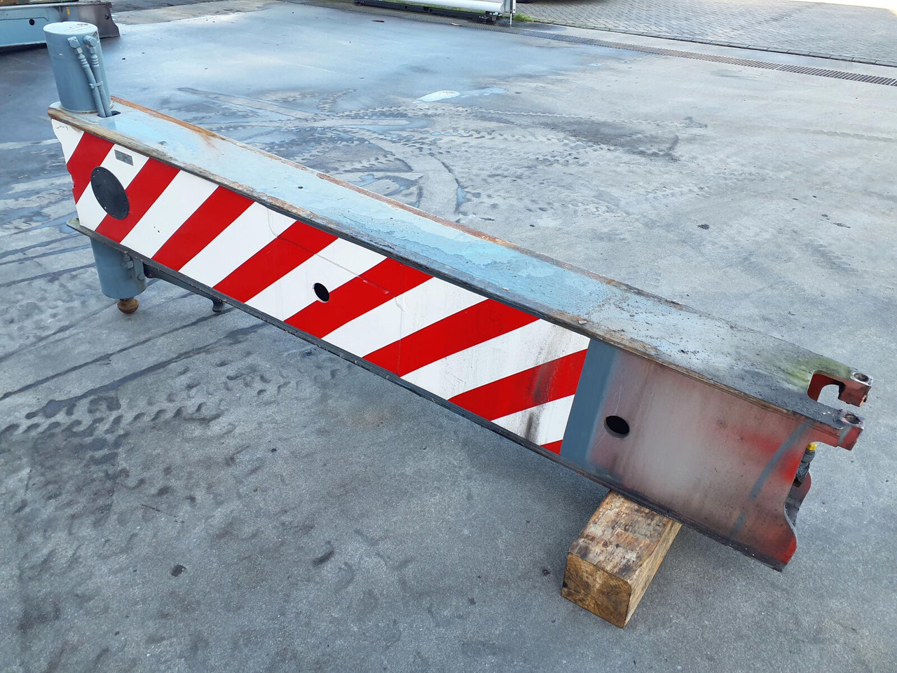 Liebherr LTM 1070-4.1 outrigger beam complete rear - מתלה עבור עגורן נייד: תמונה 4 Liebherr LTM 1070-4.1 outrigger beam complete rear - מתלה עבור עגורן נייד: תמונה 4