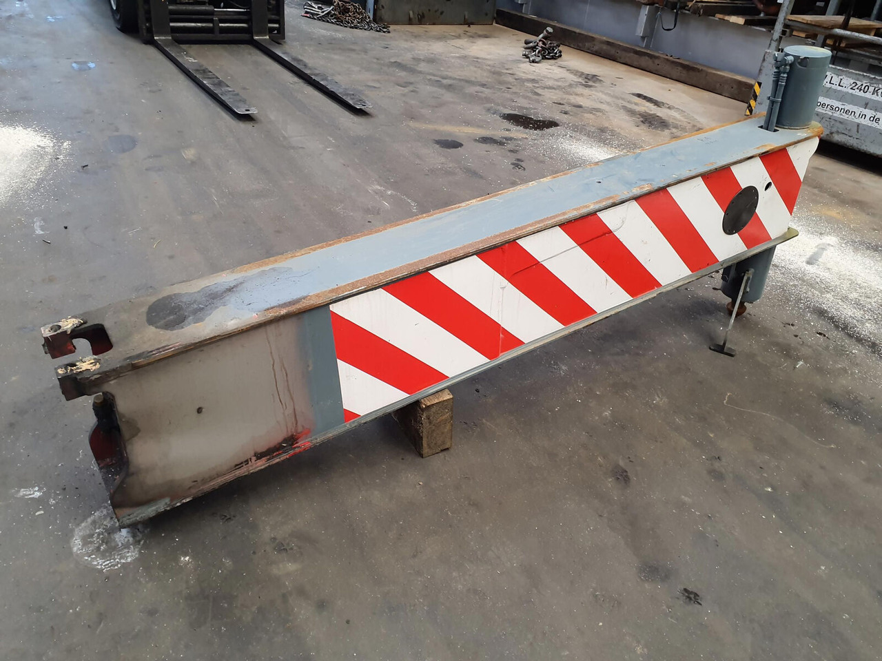 Liebherr LTM 1070-4.1 outrigger beam complete rear - מתלה עבור עגורן נייד: תמונה 3 Liebherr LTM 1070-4.1 outrigger beam complete rear - מתלה עבור עגורן נייד: תמונה 3
