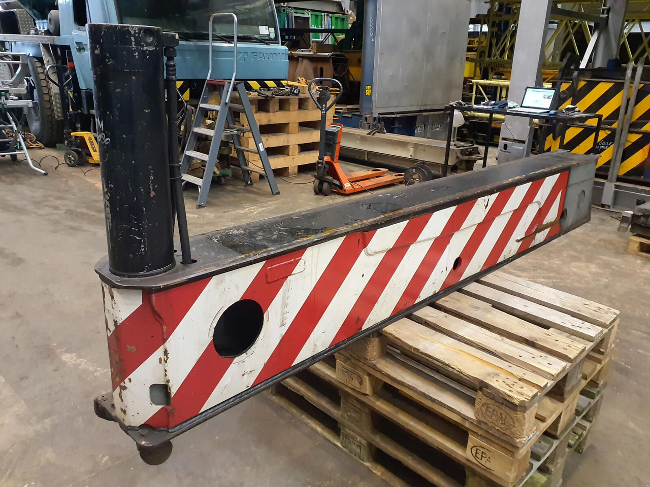 Liebherr LTM 1080-1 sliding beam complete front - מתלה עבור עגורן: תמונה 2 Liebherr LTM 1080-1 sliding beam complete front - מתלה עבור עגורן: תמונה 2