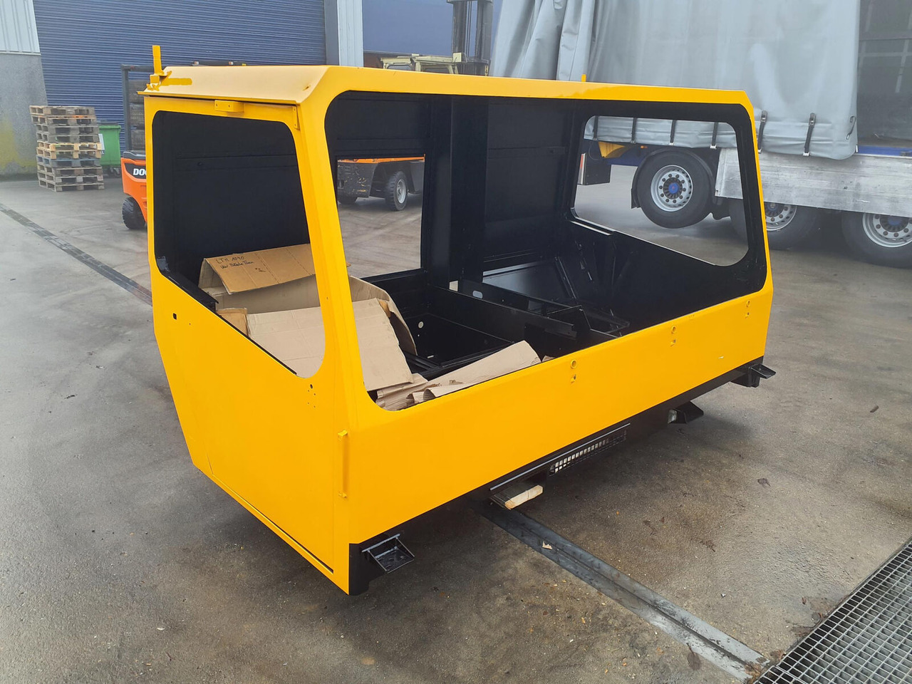 Liebherr LTM 1090 drivers cabin - תא עבור עגורן נייד: תמונה 2 Liebherr LTM 1090 drivers cabin - תא עבור עגורן נייד: תמונה 2