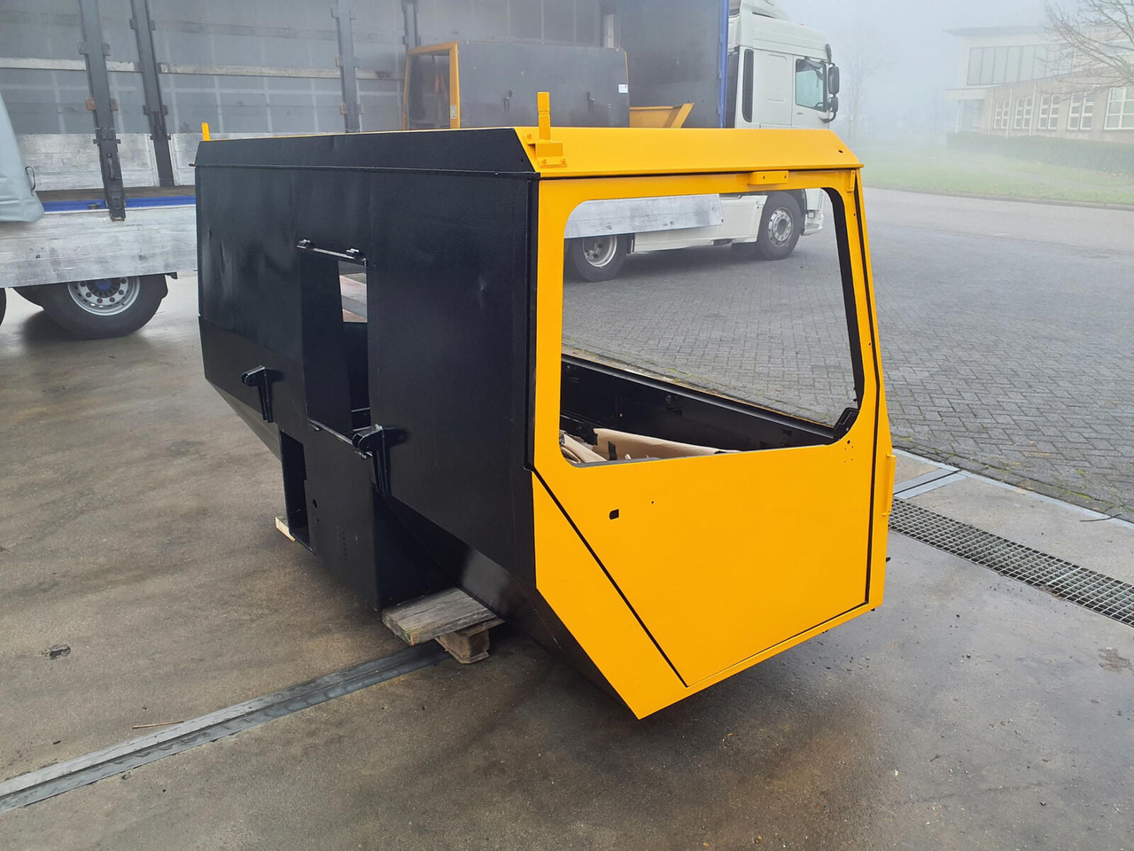 Liebherr LTM 1090 drivers cabin - תא עבור עגורן נייד: תמונה 3 Liebherr LTM 1090 drivers cabin - תא עבור עגורן נייד: תמונה 3