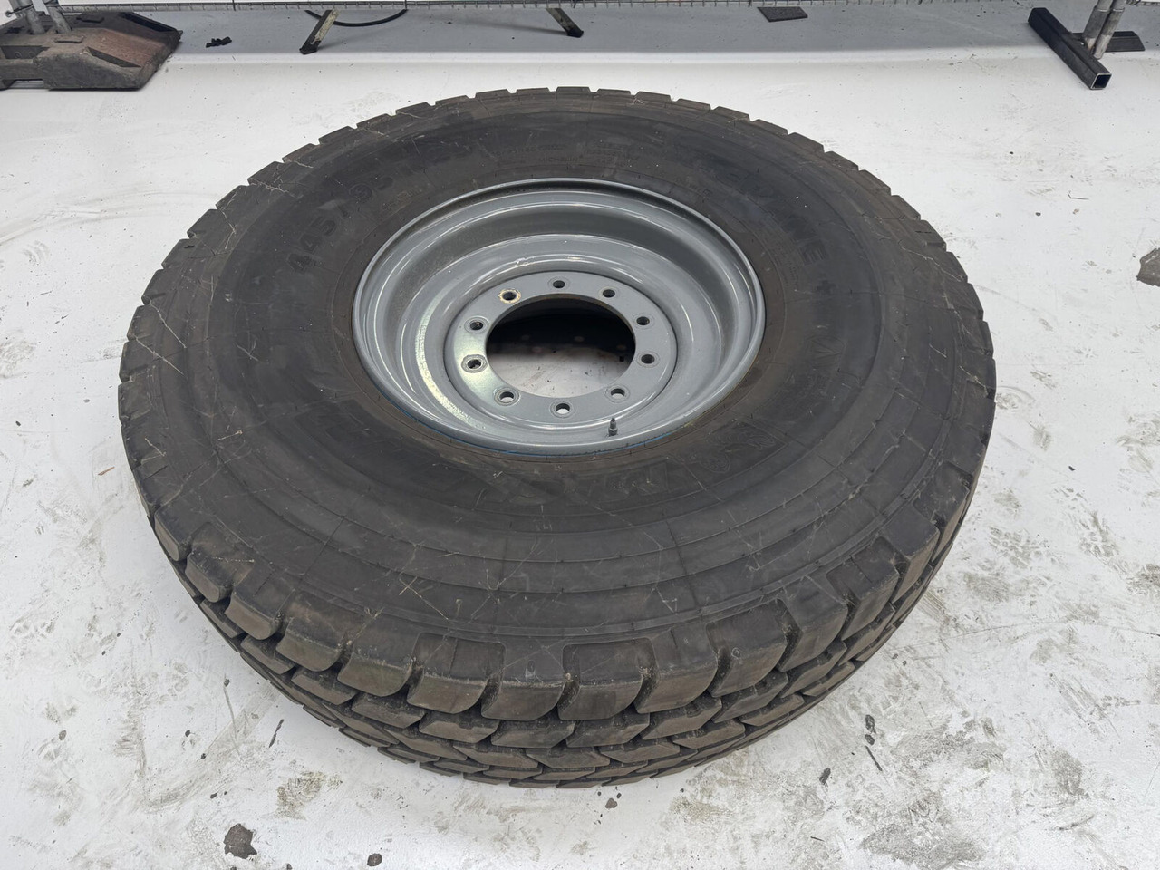 Liebherr Wheel 445/95 R25 10 12 1p - חבילת גלגלים וצמיגים עבור עגורן: תמונה 1 Liebherr Wheel 445/95 R25 10 12 1p - חבילת גלגלים וצמיגים עבור עגורן: תמונה 1