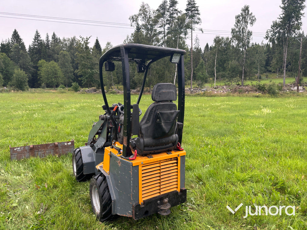 Giant 204 sw - מעמיס קומפקטי: תמונה 3 Giant 204 sw - מעמיס קומפקטי: תמונה 3