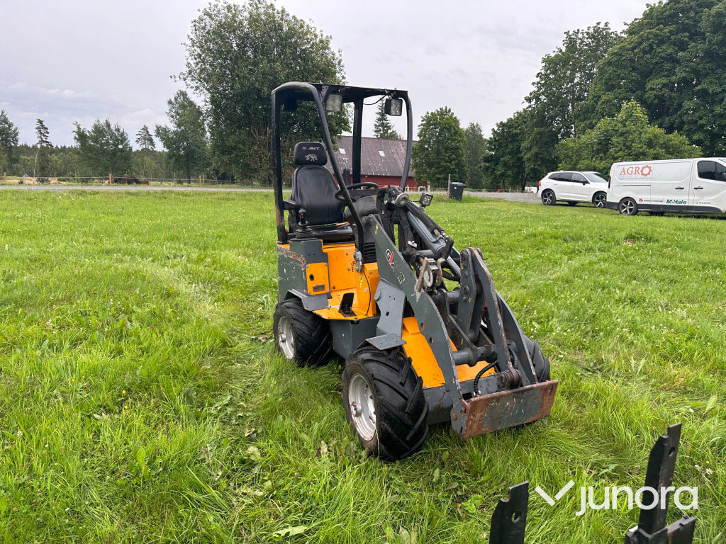 Giant 204 sw - מעמיס קומפקטי: תמונה 2 Giant 204 sw - מעמיס קומפקטי: תמונה 2