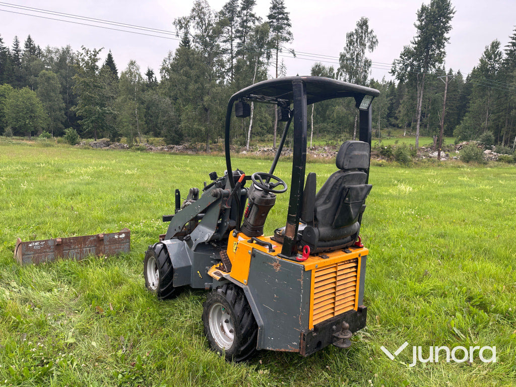 Giant 204 sw - מעמיס קומפקטי: תמונה 4 Giant 204 sw - מעמיס קומפקטי: תמונה 4