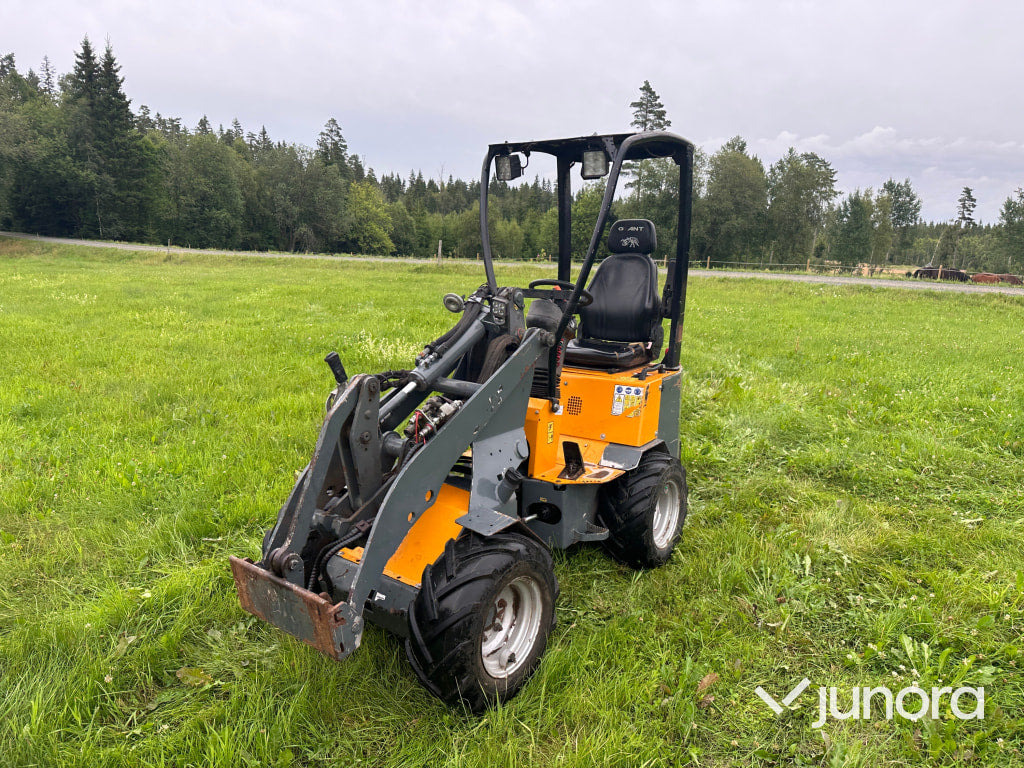 Giant 204 sw - מעמיס קומפקטי: תמונה 1 Giant 204 sw - מעמיס קומפקטי: תמונה 1
