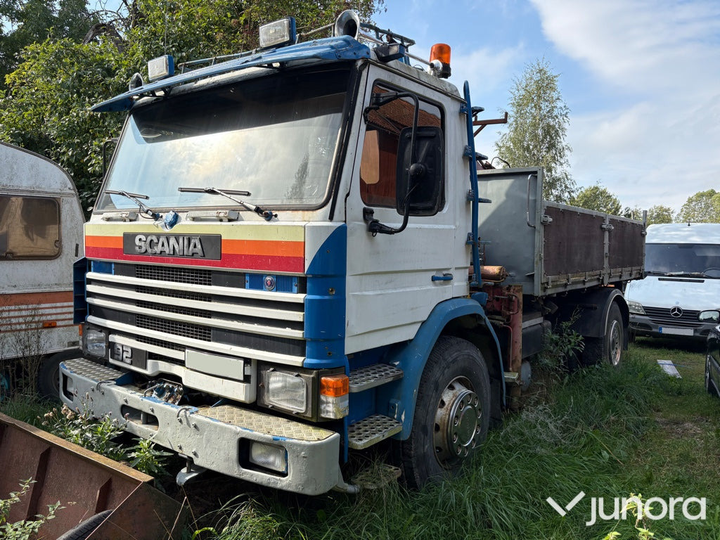Lastbil Scania P92H 4X2 med lyftkran - משאית צד נופל/ שטוחה, משאית מנוף: תמונה 1 Lastbil Scania P92H 4X2 med lyftkran - משאית צד נופל/ שטוחה, משאית מנוף: תמונה 1