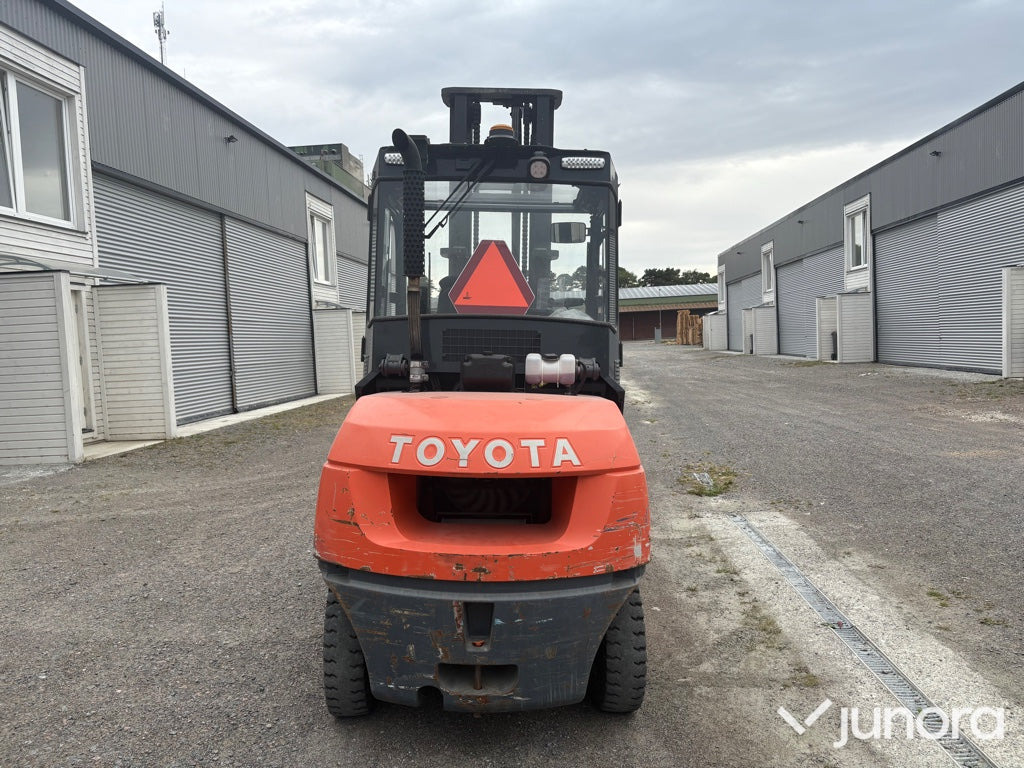 Motviktstruck - Toyota Tonero 42-7FDA50 - מלגזת סולר: תמונה 2 Motviktstruck - Toyota Tonero 42-7FDA50 - מלגזת סולר: תמונה 2