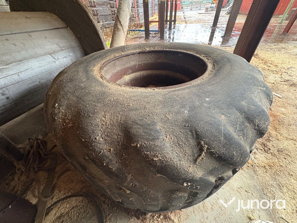 Reservhjul + fälg - John Deer 810 Skotare - חבילת גלגלים וצמיגים עבור מכונה חקלאית: תמונה 4 Reservhjul + fälg - John Deer 810 Skotare - חבילת גלגלים וצמיגים עבור מכונה חקלאית: תמונה 4