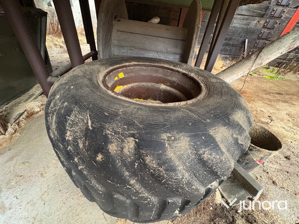 Reservhjul + fälg - John Deer 810 Skotare - חבילת גלגלים וצמיגים עבור מכונה חקלאית: תמונה 3 Reservhjul + fälg - John Deer 810 Skotare - חבילת גלגלים וצמיגים עבור מכונה חקלאית: תמונה 3