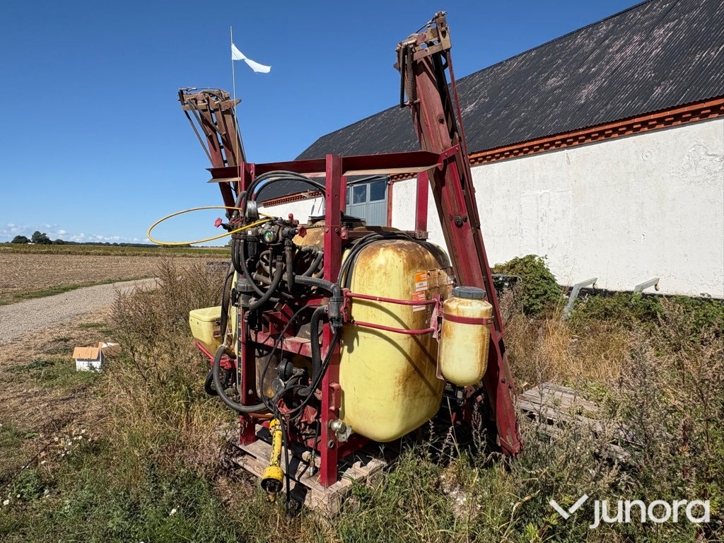 Växtspruta - Hardi, 1000L, 12M - מרסס מותקן על טרקטור: תמונה 1 Växtspruta - Hardi, 1000L, 12M - מרסס מותקן על טרקטור: תמונה 1