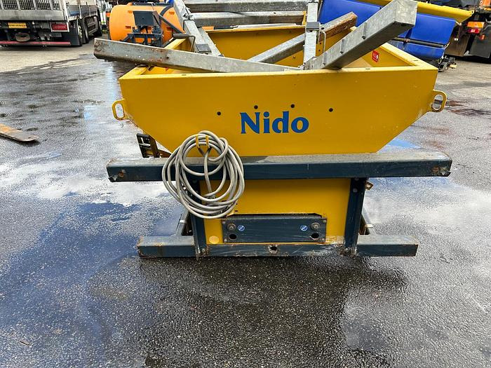 Nido Stratos B06-27 PAX - מפזר חול/ מלח: תמונה 3 Nido Stratos B06-27 PAX - מפזר חול/ מלח: תמונה 3