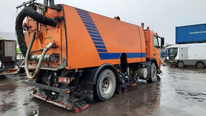 VOLVO M9 4x2R + Johnston Beam VX800 Road Cleaner - מטאטא כבישים: תמונה 2 VOLVO M9 4x2R + Johnston Beam VX800 Road Cleaner - מטאטא כבישים: תמונה 2