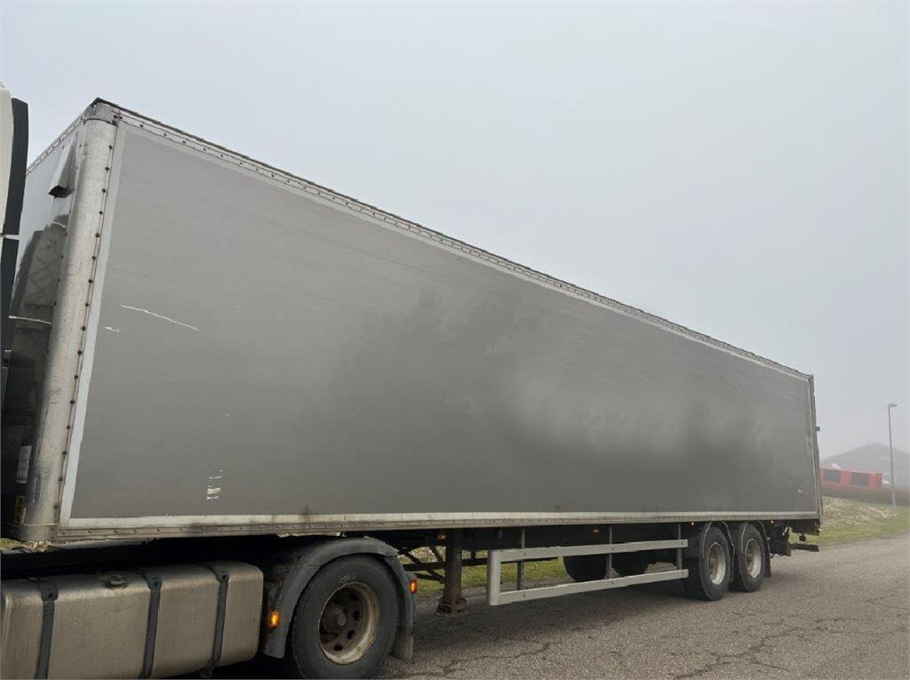 Fruehauf 13,6 mtr box - lodretstående lift - סמיטריילר בתיבה סגורה: תמונה 3 Fruehauf 13,6 mtr box - lodretstående lift - סמיטריילר בתיבה סגורה: תמונה 3