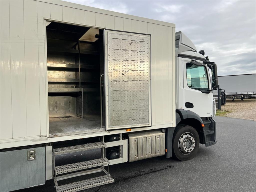 Mercedes-Benz Antos 1824 LnR - משאית תיבה: תמונה 3 Mercedes-Benz Antos 1824 LnR - משאית תיבה: תמונה 3