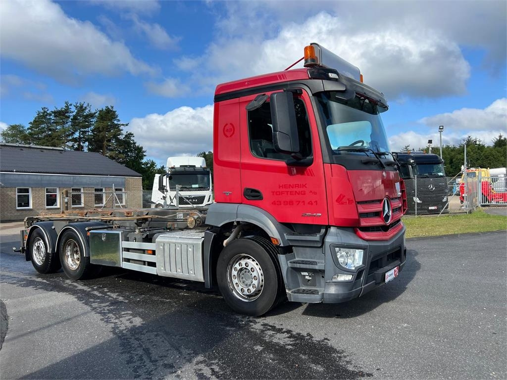 Mercedes-Benz Antos 2543 - משאית דילוג העמסה: תמונה 3 Mercedes-Benz Antos 2543 - משאית דילוג העמסה: תמונה 3