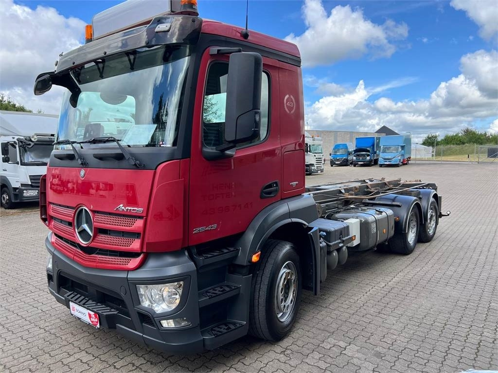 Mercedes-Benz Antos 2543 - משאית דילוג העמסה: תמונה 1 Mercedes-Benz Antos 2543 - משאית דילוג העמסה: תמונה 1