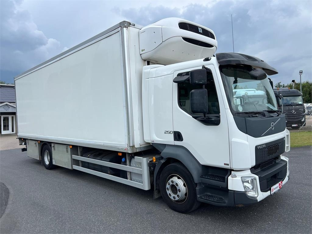 Volvo FL250 (16 ton) Dobbelt compartment - משאית קירור: תמונה 2 Volvo FL250 (16 ton) Dobbelt compartment - משאית קירור: תמונה 2