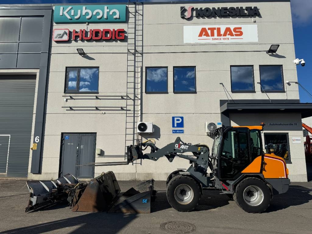 GiANT V 6004 T - מעמיס קומפקטי: תמונה 1 GiANT V 6004 T - מעמיס קומפקטי: תמונה 1