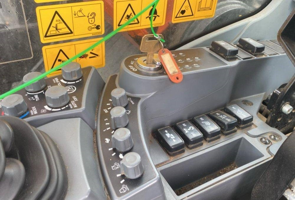 מחפר סורק Hitachi ZX 300 LC-7: תמונה 11