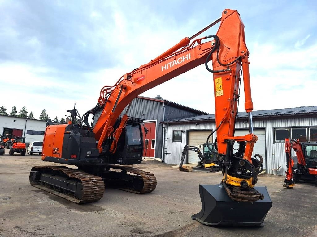 מחפר סורק Hitachi ZX225USLC-5 PYÖRITTÄJÄLLÄ: תמונה 6
