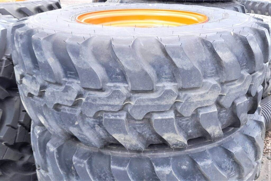 RENGASSARJA 365/70R18 VANTEINEEN - חבילת גלגלים וצמיגים עבור מכונת בנייה: תמונה 1 RENGASSARJA 365/70R18 VANTEINEEN - חבילת גלגלים וצמיגים עבור מכונת בנייה: תמונה 1