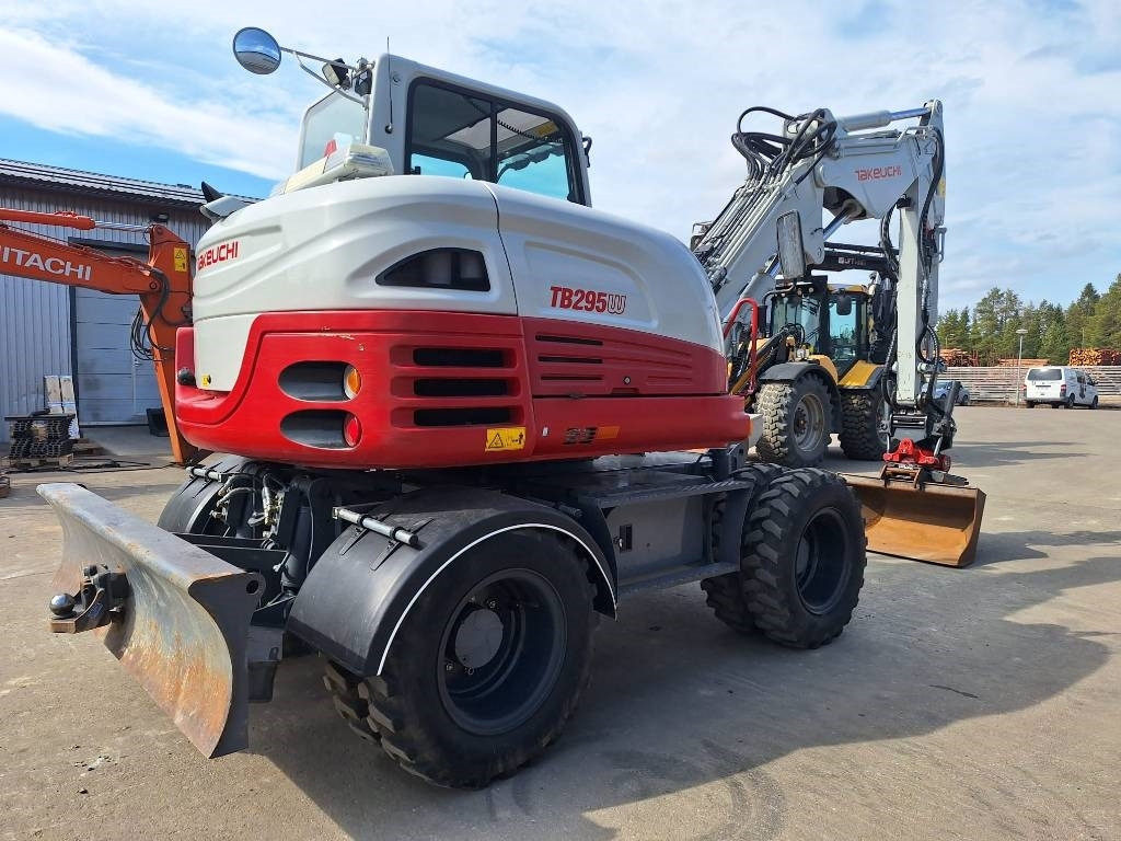 Takeuchi MYYTY! SOLD! TB295W PYÖRITTÄJÄLLÄ - מחפר גלגלים: תמונה 4 Takeuchi MYYTY! SOLD! TB295W PYÖRITTÄJÄLLÄ - מחפר גלגלים: תמונה 4