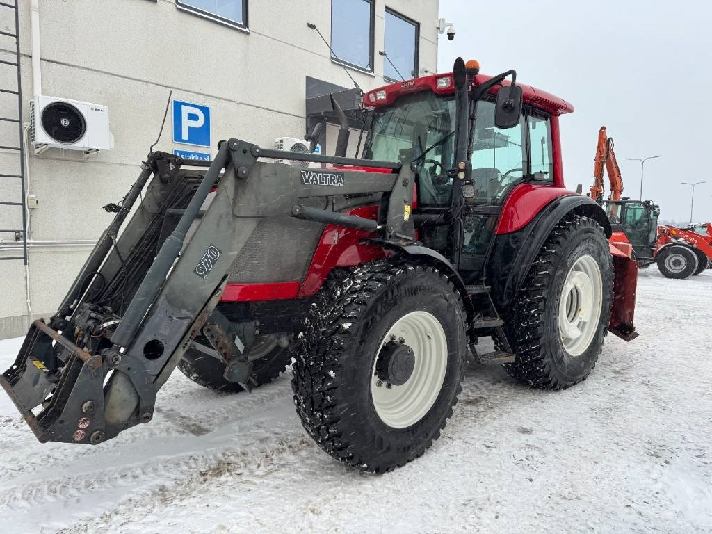 Valtra MYYTY! SOLD! M130 ETUKUORMAAJALLA - טרקטור חקלאי: תמונה 2 Valtra MYYTY! SOLD! M130 ETUKUORMAAJALLA - טרקטור חקלאי: תמונה 2