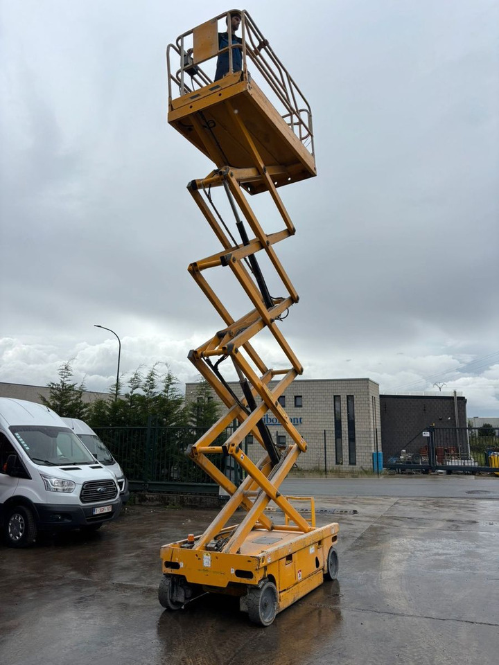 Haulotte Compact 12. 1060h. - פלטפורמה אווירית מותקנת על משאית: תמונה 4 Haulotte Compact 12. 1060h. - פלטפורמה אווירית מותקנת על משאית: תמונה 4
