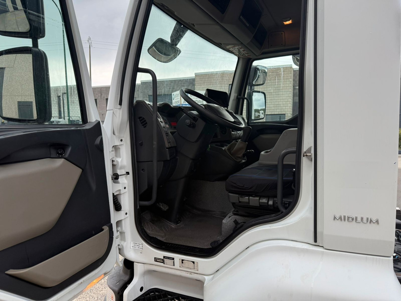 משאית עם שלדת תא Renault Midlum 240dXi. Klima. 225.000km.: תמונה 12 משאית עם שלדת תא Renault Midlum 240dXi. Klima. 225.000km.: תמונה 12