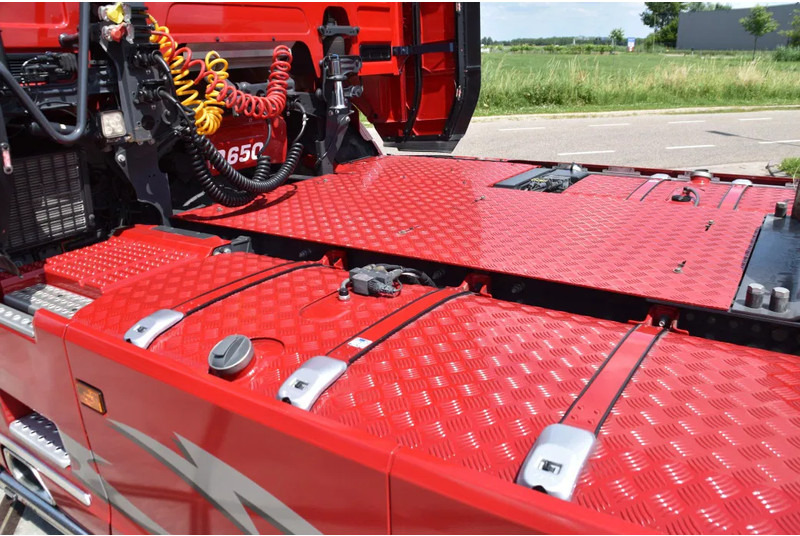 Scania R650 V8 NGS 4x2NB - LIKE NEW - RETARDER - FULL AIR - PARK. AIRCO - 4 POINT AIR SUSP. - 2 x FUEL TANKS - ALCOA'S - - יחידת טרקטור: תמונה 4 Scania R650 V8 NGS 4x2NB - LIKE NEW - RETARDER - FULL AIR - PARK. AIRCO - 4 POINT AIR SUSP. - 2 x FUEL TANKS - ALCOA'S - - יחידת טרקטור: תמונה 4