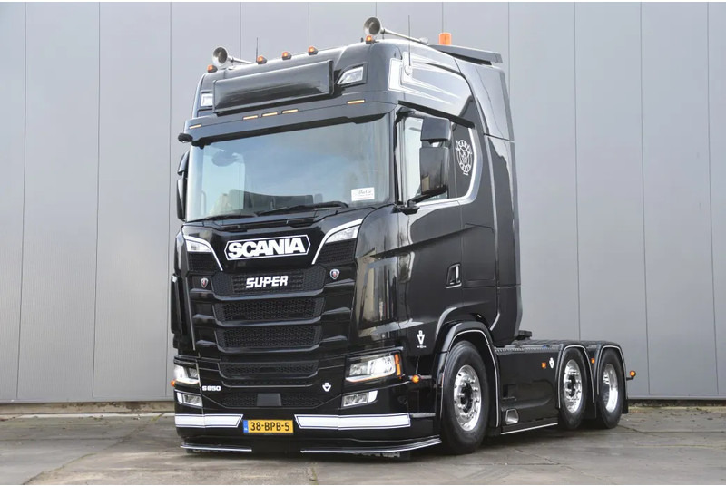 Scania S650 V8 NGS 6x2/4NB - 50 YEARS - FULL AIR - RETARDER - 453 TKM - FULL OPTIONS - EXHAUST PIPE - TOP CONDITION - - יחידת טרקטור: תמונה 2 Scania S650 V8 NGS 6x2/4NB - 50 YEARS - FULL AIR - RETARDER - 453 TKM - FULL OPTIONS - EXHAUST PIPE - TOP CONDITION - - יחידת טרקטור: תמונה 2