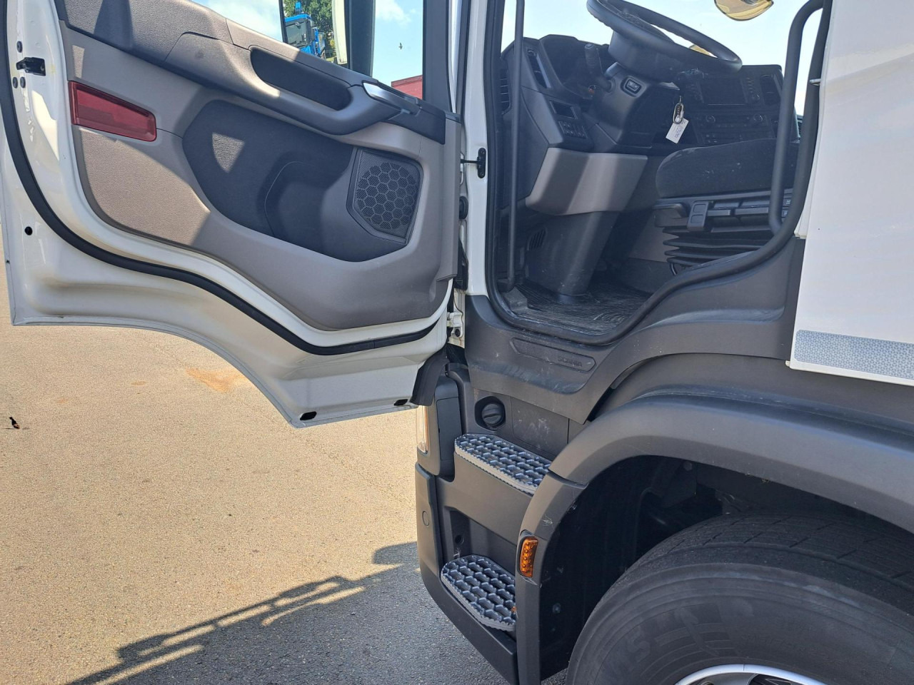 SCANIA SCANIA P280 4x2 Fourgon /Hayon 9L - משאית עם שלדת תא: תמונה 2 SCANIA SCANIA P280 4x2 Fourgon /Hayon 9L - משאית עם שלדת תא: תמונה 2